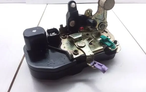 Chrysler PT Cruiser Front door lock 2240R