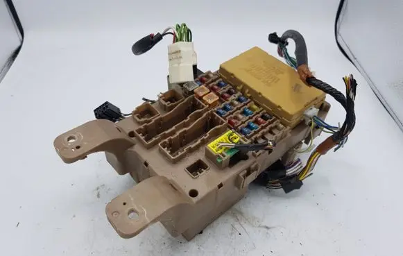 Toyota Corolla Verso E121 Fuse module 8264113040 2323000231