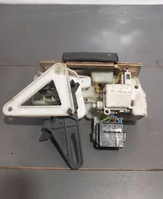 Volvo V70 Loading door lock 1511011832