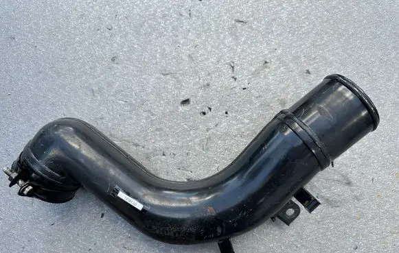 Nissan Patrol Y60 Engine coolant pipe/hose 657622J00
