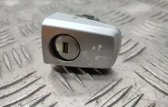 Opel Astra H Front door lock (next to the handle) 