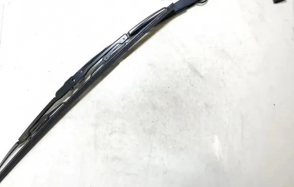 Suzuki Grand Vitara II Front wiper blade arm