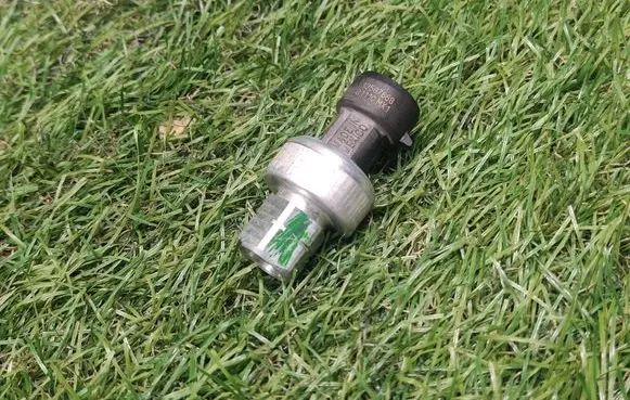 Chevrolet Cruze II Air conditioning (A/C) pressure sensor 13587668