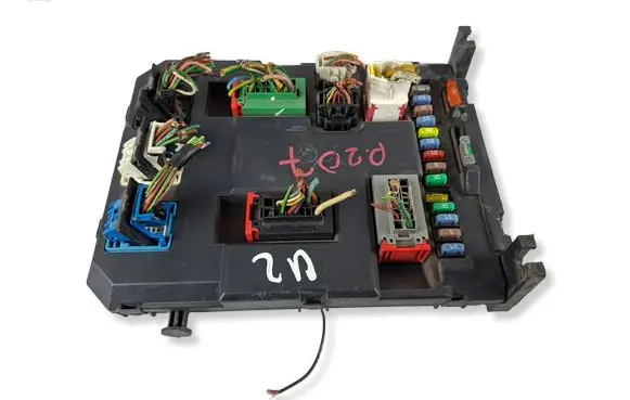 Peugeot 207 Fuse module 9674016680