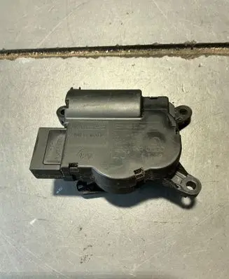 Audi Q7 4L Air flap motor/actuator 52411483R04