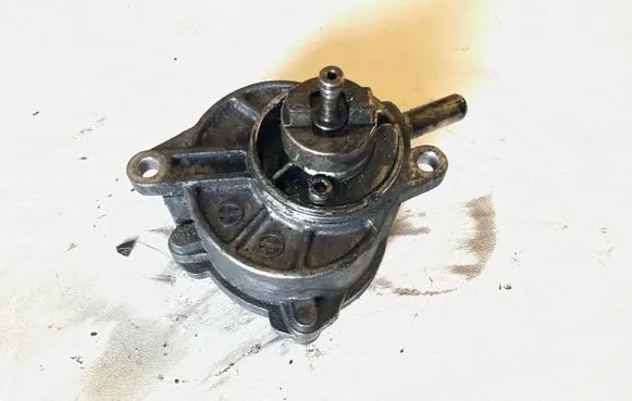 Mercedes-Benz C W203 Vacuum pump A646230