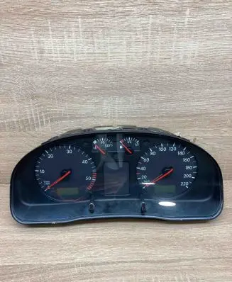 Volkswagen PASSAT B5 Speedometer (instrument cluster) 3B0919911 110008793 KMH