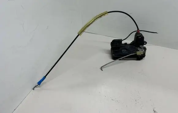 Opel Zafira B Rear door lock 13210739