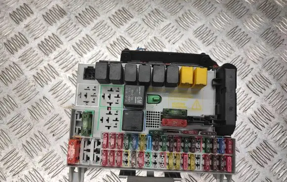 Opel Zafira A Fuse box set 90589979
