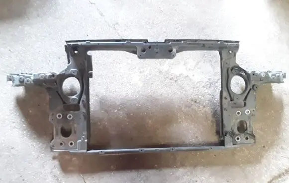 Volkswagen Touareg I Radiator support slam panel