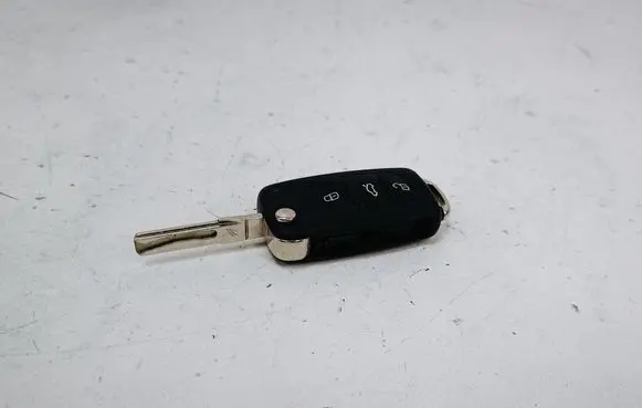 Volkswagen Jetta VI Ignition key/card 5K0837202AK