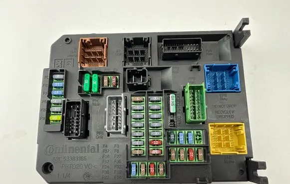 Citroen C4 II Picasso Fuse module 980668798001