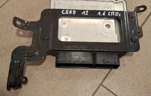 KIA Ceed Engine control unit/module 391112A952