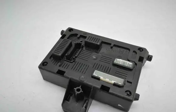 Renault Clio III Central body control module 8200652285B