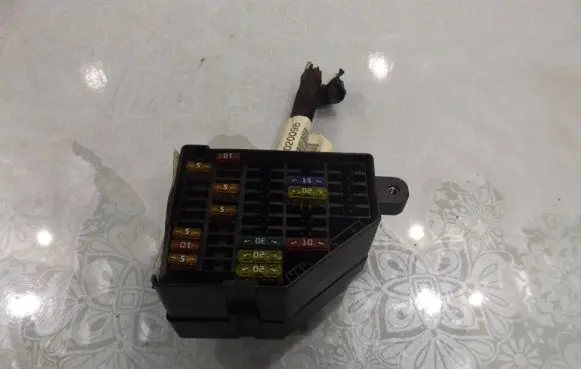 Volkswagen PASSAT B6 Relay mounting block 