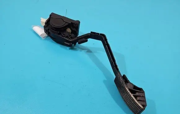 Accelerator throttle pedal