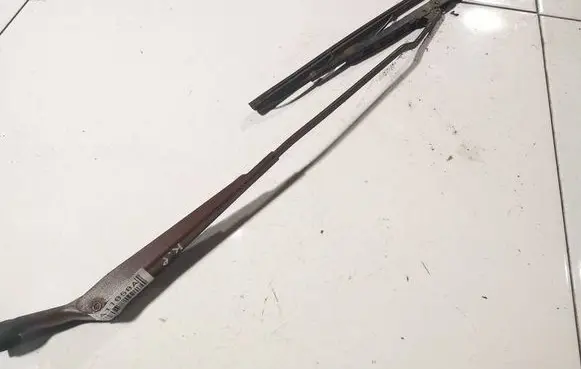 Volkswagen PASSAT B5 Front wiper blade arm 