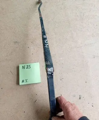 Mazda 323 F Front wiper blade arm 985665