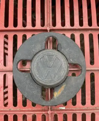 Volkswagen Golf I Original wheel cap 871601171