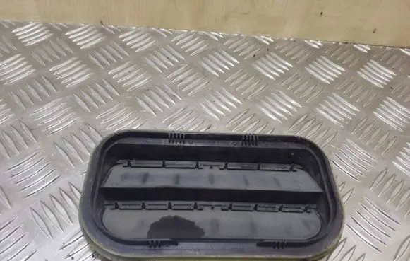 Volkswagen Caddy Quarter panel pressure vent 7L0819181