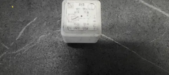 Opel Vectra C Fuel pump relay 24438885