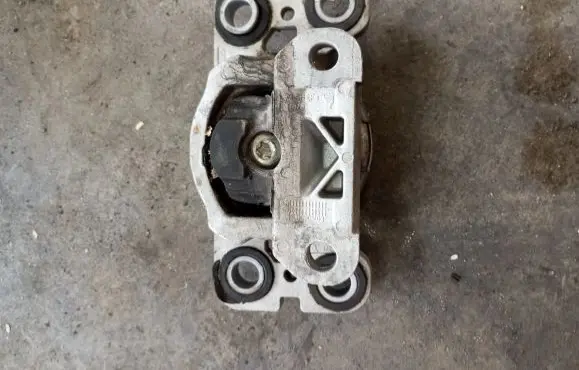 Volvo V60 Engine mount bracket 131009