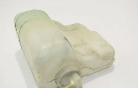 Mitsubishi Pajero Windshield washer fluid reservoir/tank