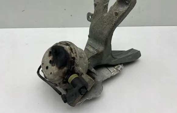 Engine mount vacuum valve