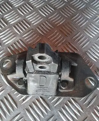 Volvo V70 Engine mount bracket
