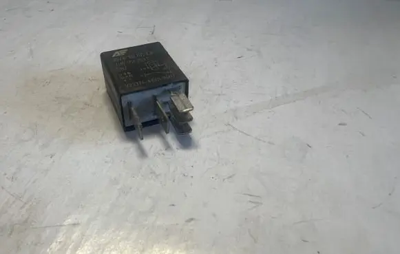 Volkswagen Golf V Other relay 7M0951253C 95VW10K705EA V23374A1001X007