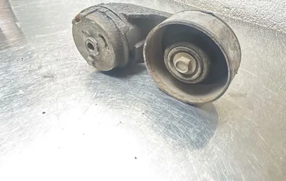 Opel Insignia A Alternator belt tensioner 12605175