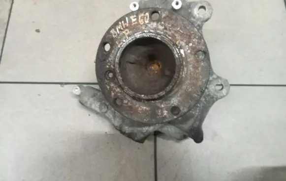 BMW 5 E60 E61 Front wheel hub spindle knuckle 0000
