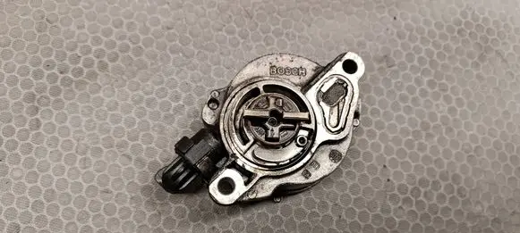 Peugeot 207 Vacuum pump D1562B 15110