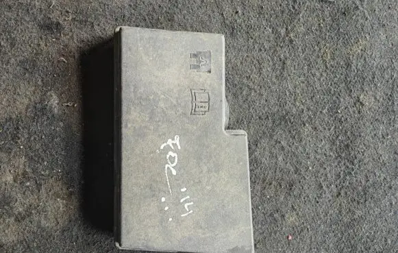 Ford Focus Fuse box cover AV6114A076AB
