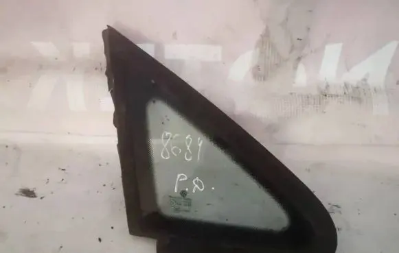 Volkswagen Golf Plus Front triangle window/glass 