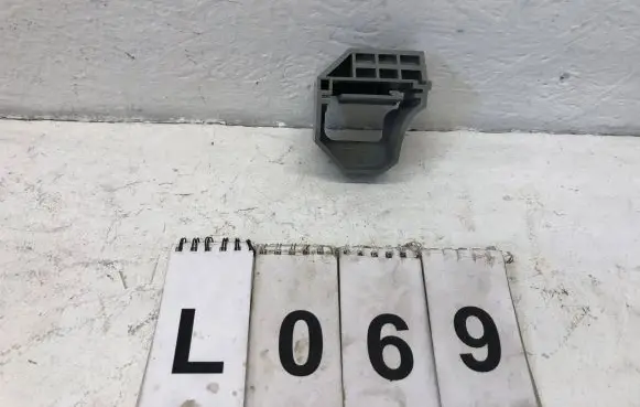 BMW 1 E81 E87 Radiator mount bracket 17117526444