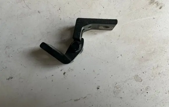 Skoda Octavia Mk2 (1Z) Front door lower hinge 6Y0831412D