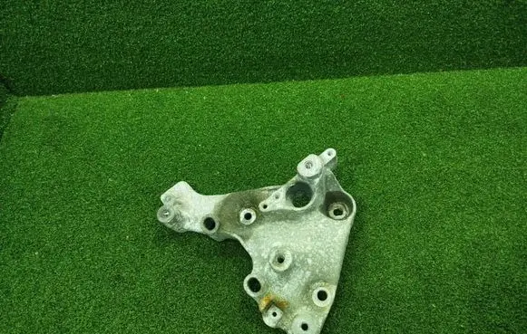 Engine mounting bracket