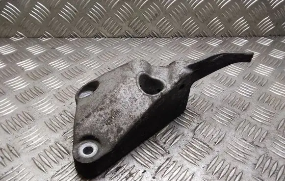 Engine mounting bracket
