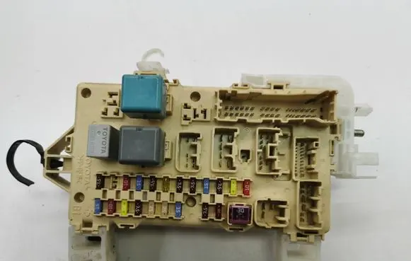 Toyota Corolla Verso AR10 Fuse module 892210F010