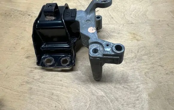 Nissan Qashqai Engine mounting bracket 