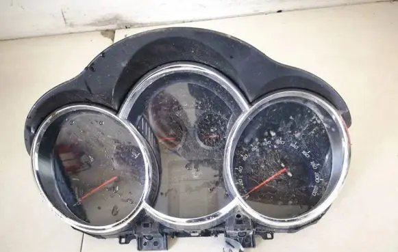 Chevrolet Cruze Speedometer (instrument cluster) 95990338