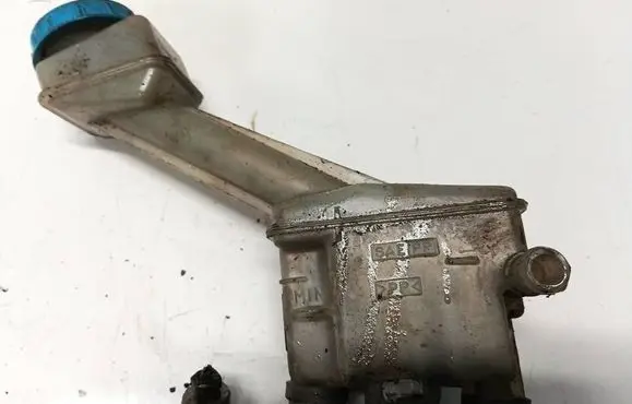 Nissan Primera Brake fluid reservoir 