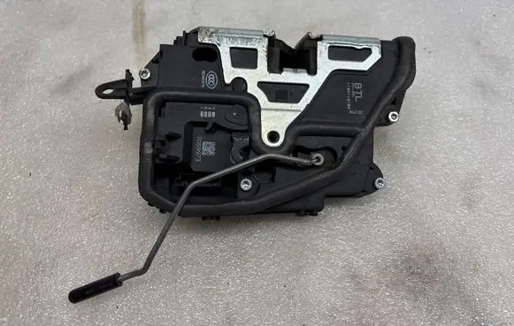 BMW X1 E84 Front door lock 7059973
