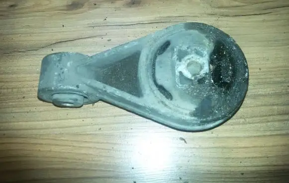 Ford Focus Engine mount bracket