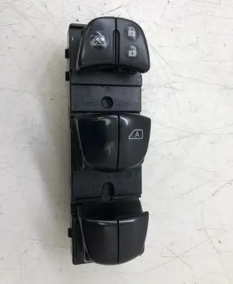 Nissan Qashqai Electric window control switch