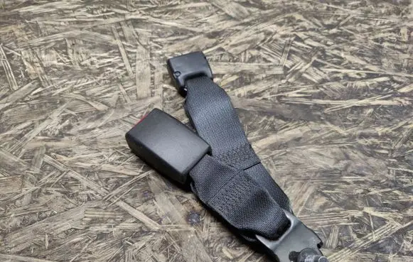 Nissan Note (E12) Middle seatbelt buckle (rear) 