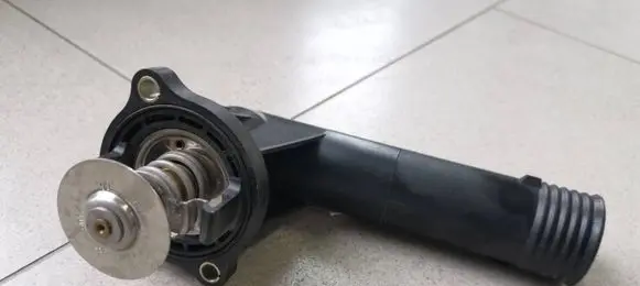Thermostat/thermostat housing