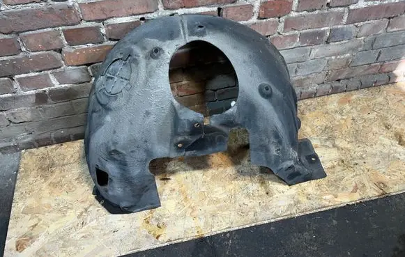 Front wheel arch liner splash guards