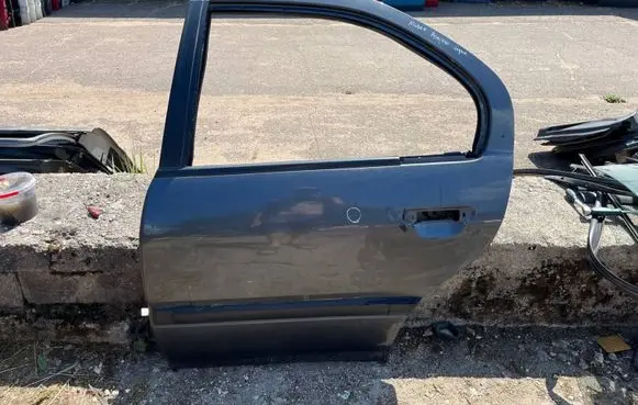 Nissan Primera Rear door